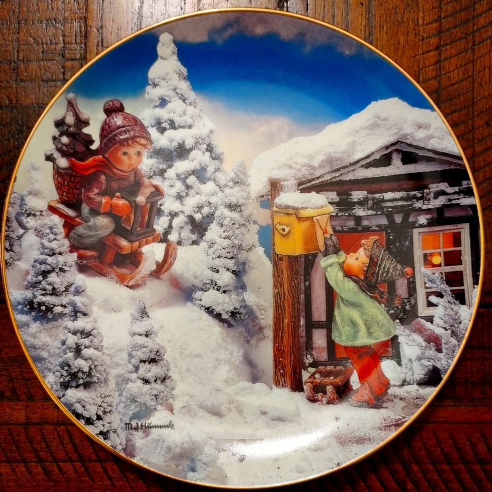 M.I. HUMMEL CALENDAR PLATE DECEMBER "HOLIDAY CHEER" THE DANBURY MINT